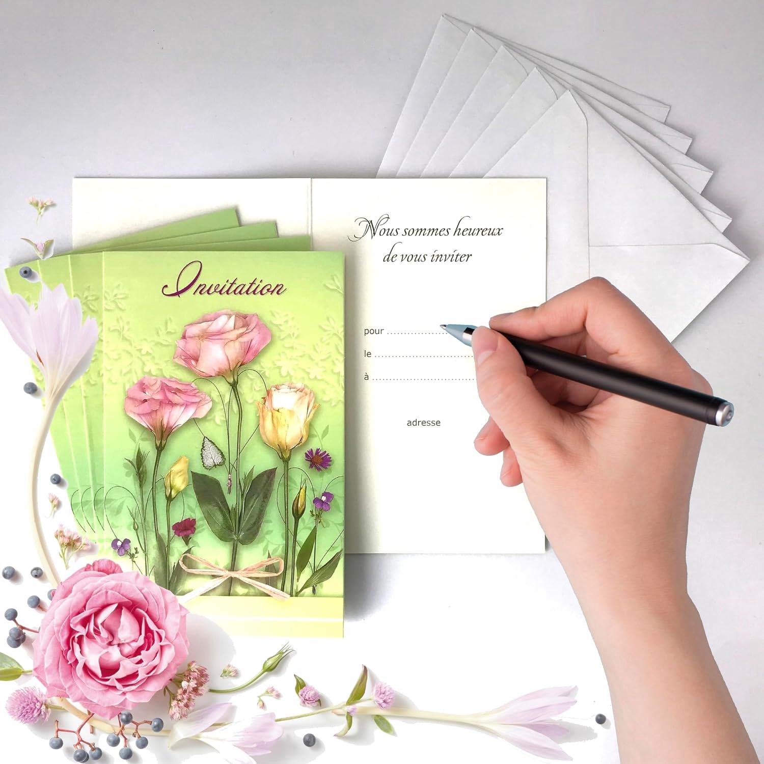Set van 5 uitnodigingskaarten landelijke bloemen roze bloemen met 5 witte enveloppen 9 x 14 cm – tekst Wij zijn blij om je uit te nodigen om... de (datum) op (tijd) adres - feest, verjaardag vrouw -
