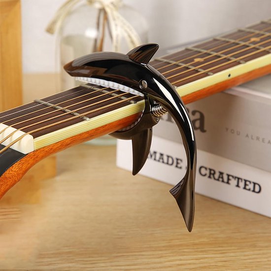 Shark Gitaar Capo Voor Akoestische en Elektrische Gitaar, Bas, Ukelele - Eenvoudig Te Bedienen Professionele Accessoire - Duurzame Antislip Legering (Zwart) — afbeelding 3