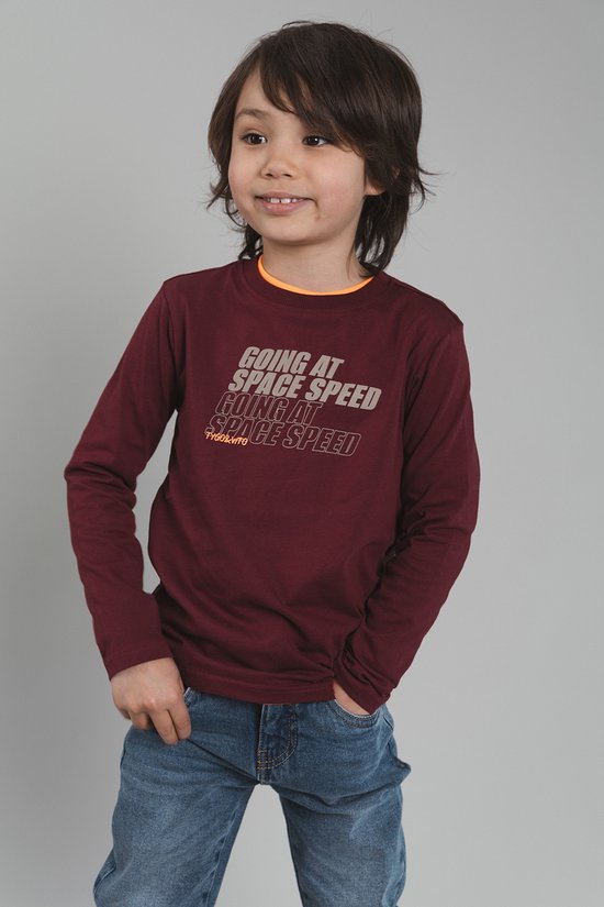 Jongen draagt een bordeauxrode longsleeve met de tekst 'GOING AT SPACE SPEED' in een grijze en oranje print.