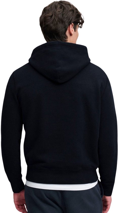 Zicht op de achterkant van een man die een effen zwarte hoodie met capuchon draagt.