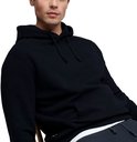 Man zit en draagt een donkerblauwe Superdry hoodie met capuchon en kangoeroezak.