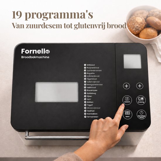 Close-up van het bedieningspaneel van de Fornello broodbakmachine met een vinger die op de 'start/stop' knop drukt.
