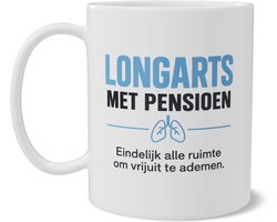Mok Longarts met Pensioen Quote Eindelijk alle ruimte om vrijuit te ademen Duotone Typografie met Longen Icoon Dubbelzijdig Bedrukt Pensioencadeau Ziekenhuis Pulmonologie Zorg Afscheid Werk Collega Beker