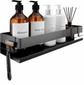 Zwarte doucheplank met amberkleurige flessen shampoo, body wash, lotion, skin care en een diffuser.