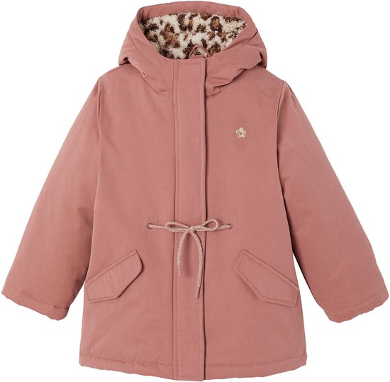 Roze parka met capuchon, tijgerprint voering en bloemapplicatie.