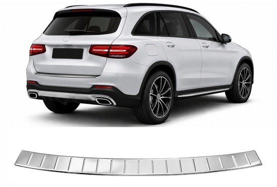 Zilverkleurige bumperbeschermer met lijnenpatroon, naast een witte Mercedes GLC SUV X253.