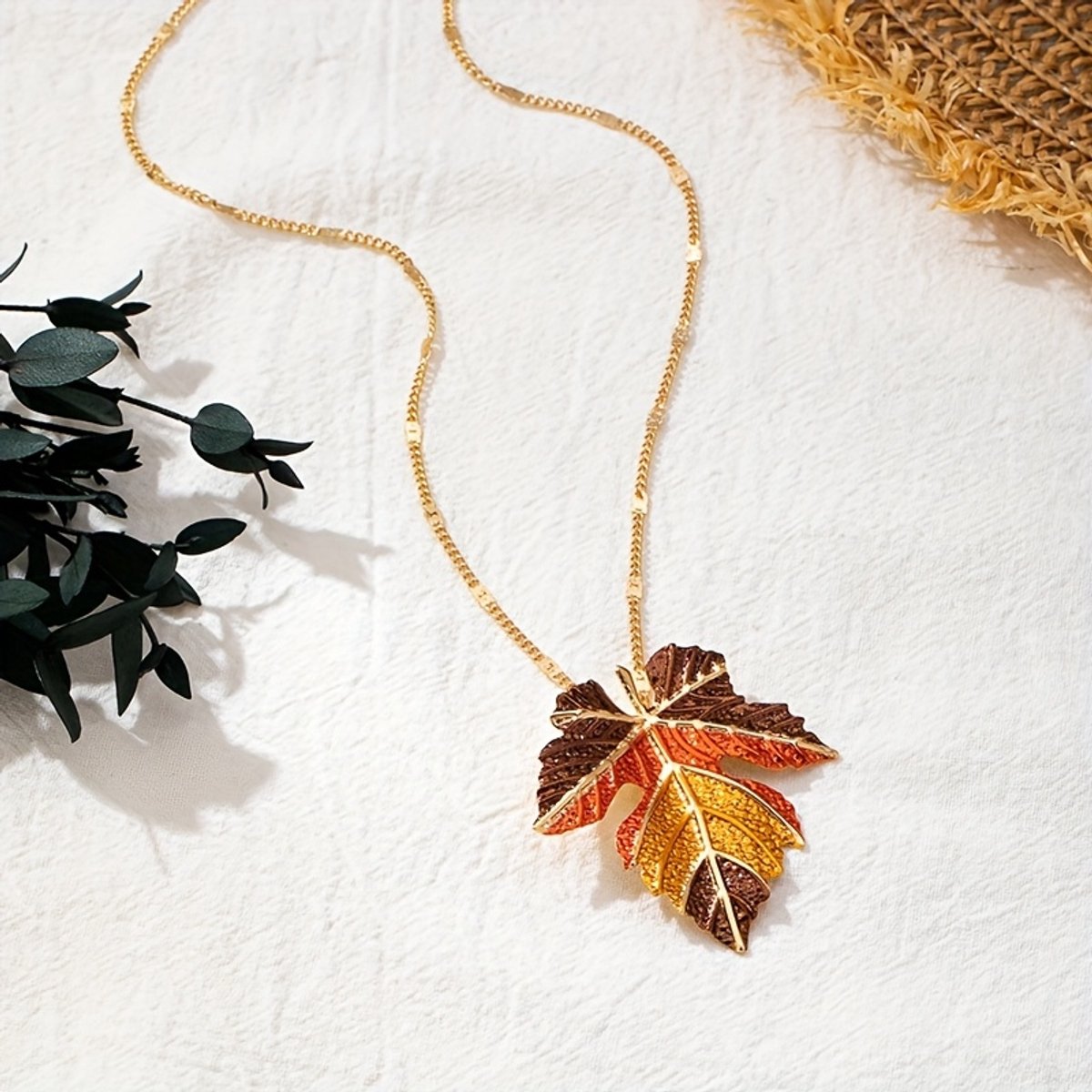Sjika - Blad Ketting Dames Goud – Herfstblad Hanger Rood Bruin – Statement Ketting – Cadeau voor Haar