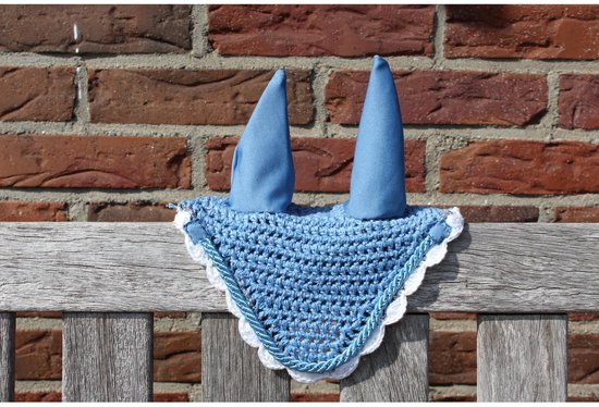 Lichtblauw gehaakt oornetje voor pony's met bijpassende oren en witte, blauwe bies.