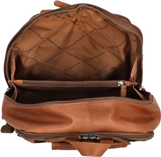 Open bruine leren rugzak met vakken en logo 'The Chesterfield Brand' op de binnenvoering.