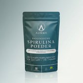 Donkerblauwe, staande zak met 'ALIGMA BIOLOGISCHE SPIRULINA POEDER' in witte letters.