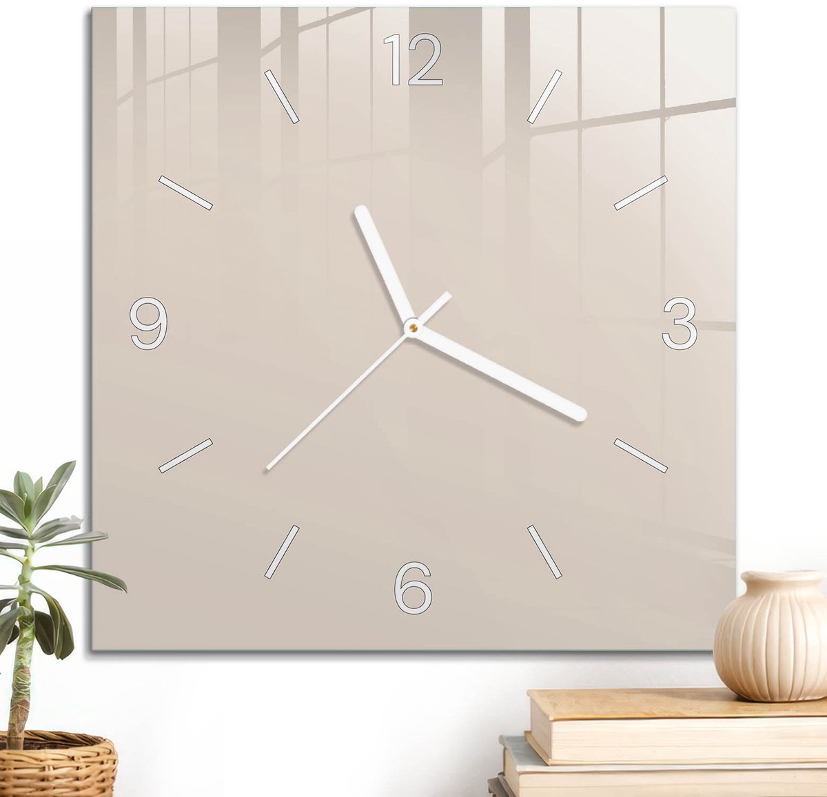 ArtPrintCave Beige Glazen Klok - 30x30 cm - Wandklok Vierkant - Warm Beige Wandklok Keuken - Abstractie Unieke Klok - Witte Klokwijzers