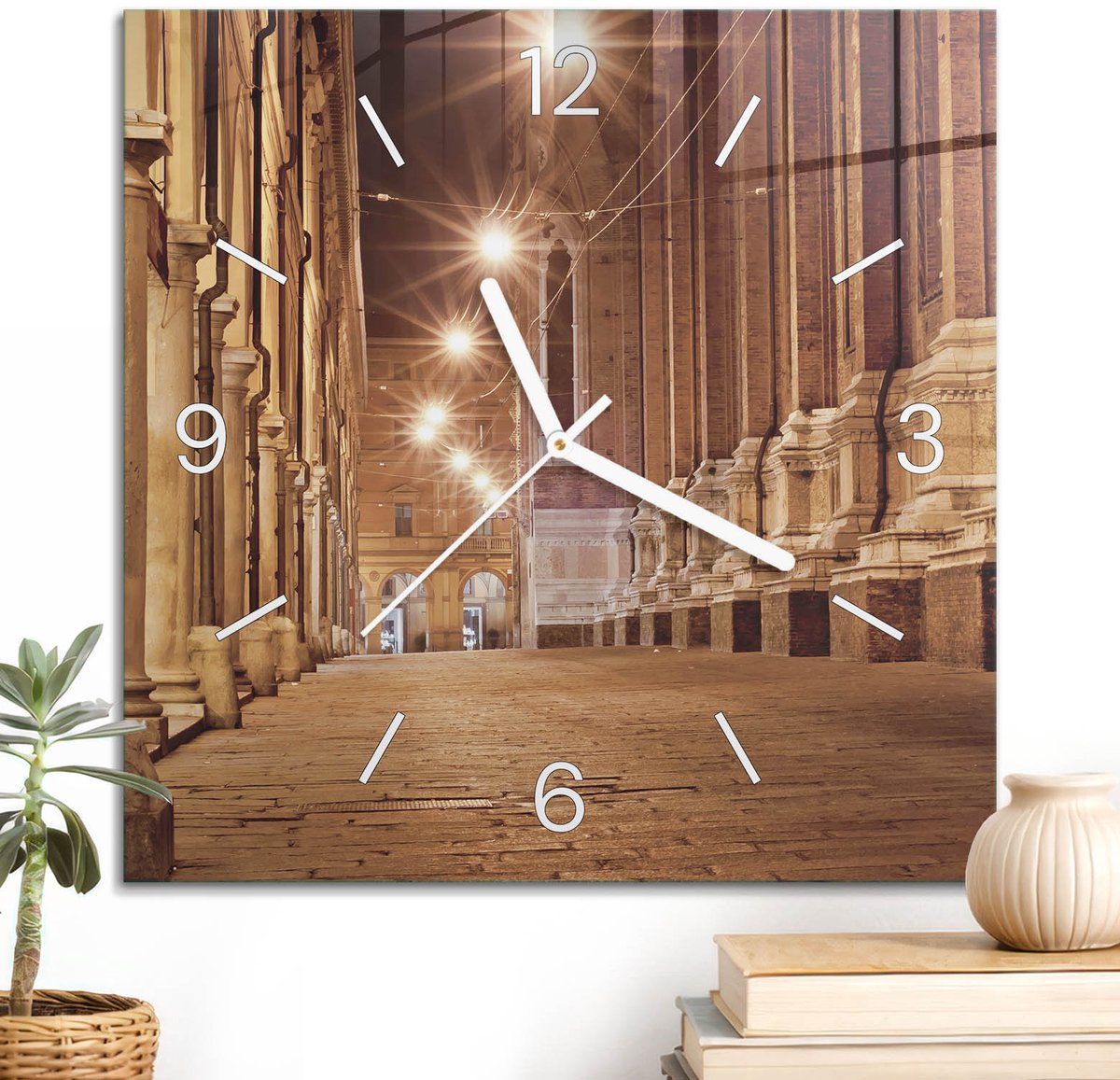 ArtPrintCave Bruin Glazen Klok - 30x30 cm - Wandklok Vierkant - Nachtwandeling Unieke Klok - Steden Stille Wandklok - Witte Klokwijzers
