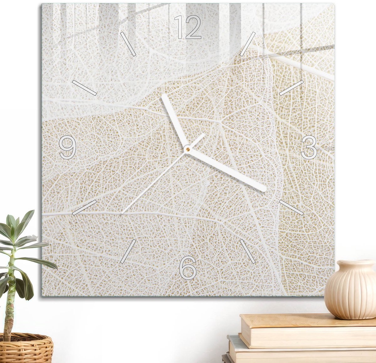 ArtPrintCave Wit Glazen Klok - 30x30 cm - Wandklok Vierkant - Bladachtige Textuur Wandklok Keuken - Teksten Unieke Klok - Witte Klokwijzers