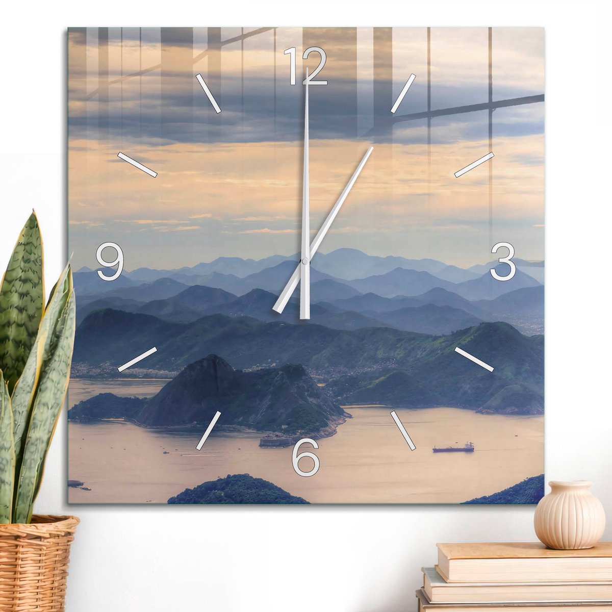 ArtPrintCave Grijs Glazen Klok - 60x60 cm - Wandklok Vierkant - Bergpanorama Wandklok Keuken - Natuur Unieke Klok - Witte Klokwijzers