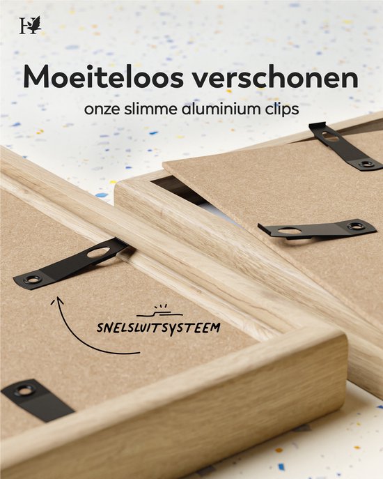 Achterkant van twee eikenhouten fotolijsten met snelsluitsysteem van zwarte clipjes. Tekst 'Moeiteloos verschoenen onze slimme aluminium clips'.