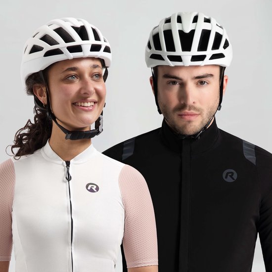 Man en vrouw in witte fietshelmen. Vrouw draagt witte fietstrui met roze mouwen, man draagt zwarte jas met reflecterende details.