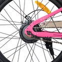 Roze kinder e-mountainbike met zwarte voorvork, wielen en zadel.