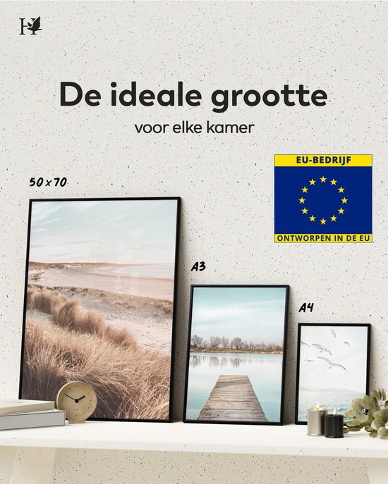 Drie fotolijsten in de formaten 50x70, A3 en A4 op een tafel, voorzien van EU-kwaliteitslogo.