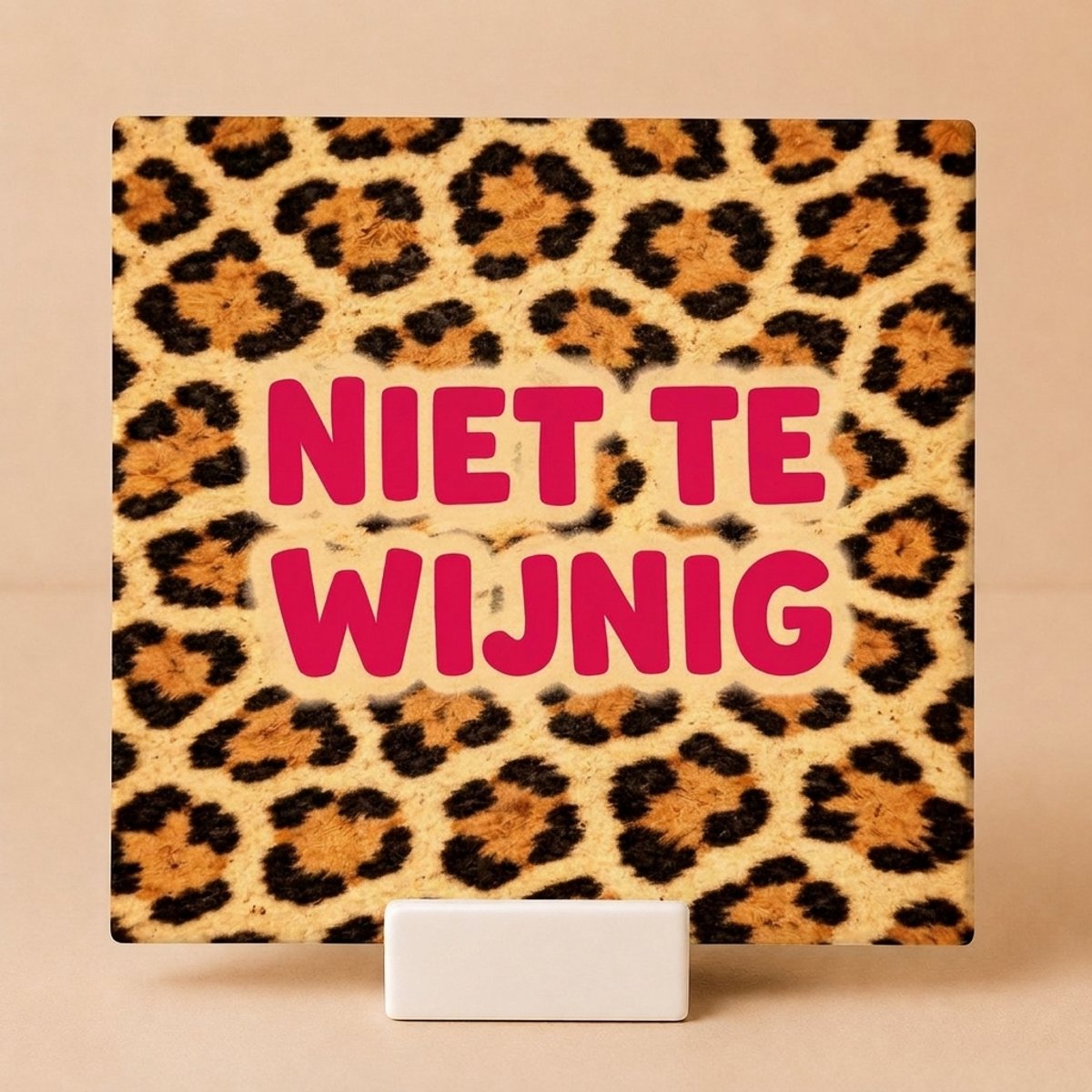 Tegeltje met Spreuk "Niet te Wijnig" Luipaardprint – Keramisch Tegeltje 11x11 cm met Houdertje – Grappig Wijn Cadeau