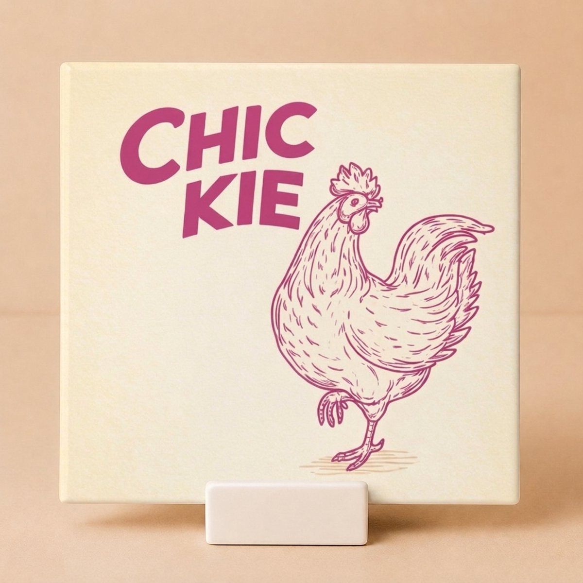 Tegeltje met Spreuk "Chickie" Kip Illustratie – Keramisch Tegeltje 11x11 cm met Houdertje – Grappig Cadeau Vriendin