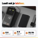AutoXtreme starthulp als powerbank gebruikt voor het opladen van een telefoon en smartwatch via USB.
