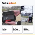 Compacte, zwarte AutoXtreme compressor in beschermtas, gemakkelijk vast te houden met één hand.