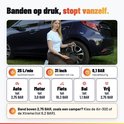 Persoon gebruikt de AutoXtreme compressor om een autoband op te pompen, met overzicht van drukcapaciteiten.