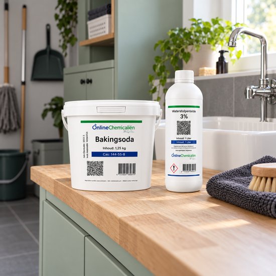 Een emmer 1,25 kg Baking Soda en een 1 liter fles 3% Waterstofperoxide van OnlineChemicaliën op een houten aanrecht.