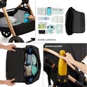 Ruime luiertas voor accessoires en een zwarte bekerhouder bevestigd aan het frame van de kinderwagen.