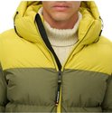 Close-up van een tweekleurige Superdry jas in olijfgroen en geel met 'Superdry' op de ritssluiting.