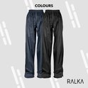 Twee Ralka regenbroeken naast elkaar in donkerblauw en zwart met elastische taille.