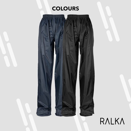 Twee Ralka regenbroeken naast elkaar in donkerblauw en zwart met elastische taille.