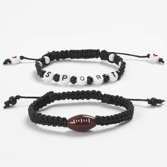 Twee gevlochten zwarte armbanden: een met kralen die 'SPORT' spellen en een met een bruine American football-kraal.