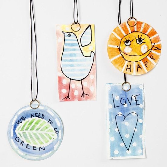 Vier handgetekende ornamenten met thema's zoals een vogel, een zon met 'HAPPY', 'LOVE' met een hart en 'WE NEED TO GO GREEN'.
