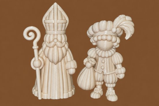 3D-geprinte witte beeldjes van Sinterklaas met staf en zijn helper met zak, tegen een bruine achtergrond.