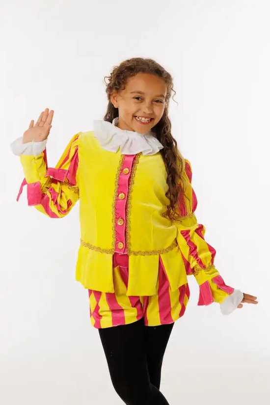 Kind in geel-roze fluwelen pietenpak met witte kraag en gouden knopen, zwaaiend.