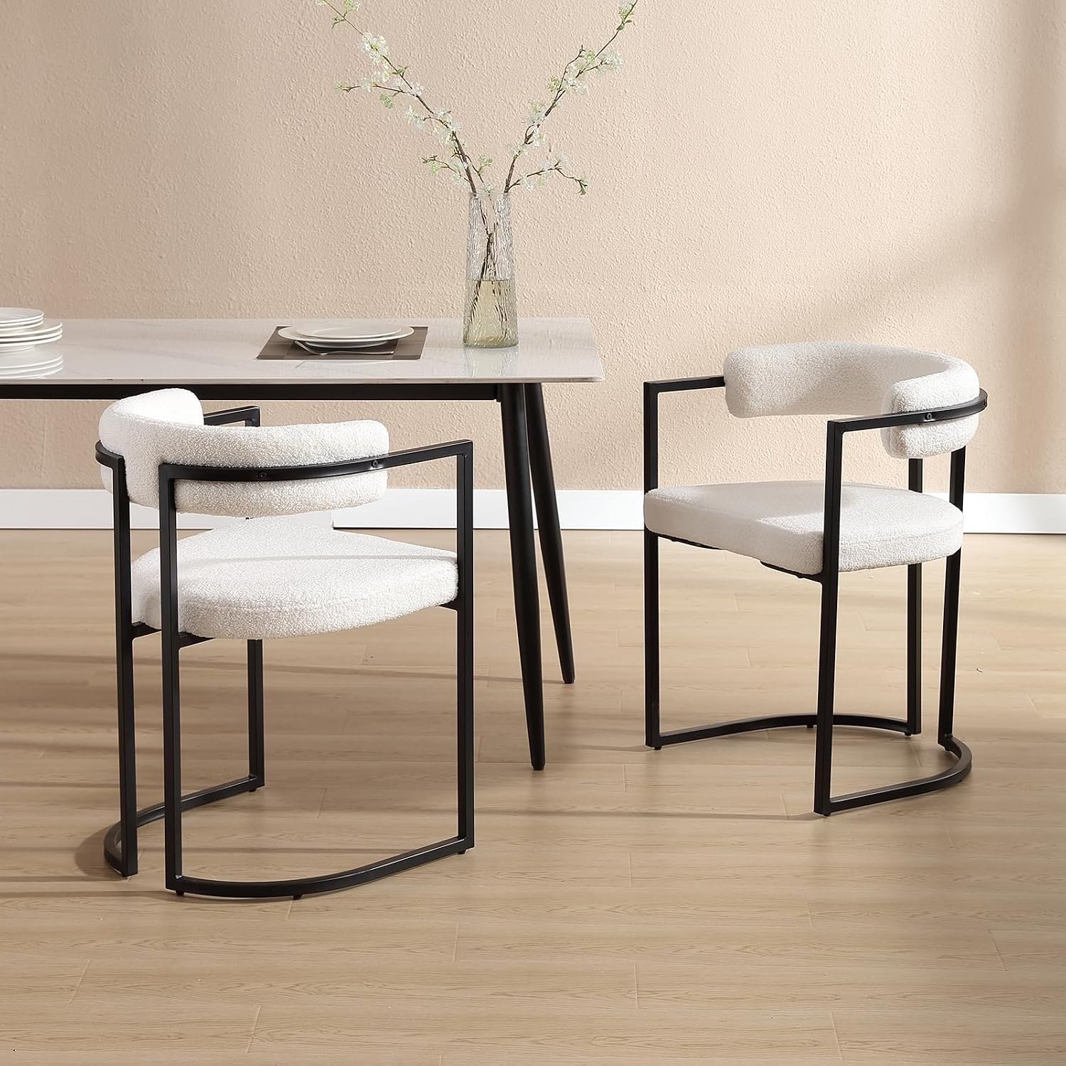 Set van 2 Moderne Eetkamerstoelen met Imitatiebont, Metalen Frame en Gebogen Rugleuning, Witte Keukenstoelen met Armleuningen, Comfortabele Designstoelen voor Eetkamer, Woonkamer, Kantoor en Make-uptafel