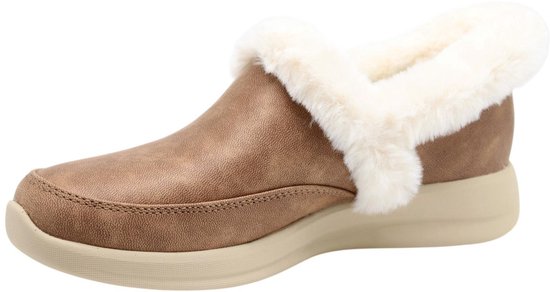 Zijaanzicht van een bruine Skechers Slip-ins slof met witte imitatiebont rand en beige zool.