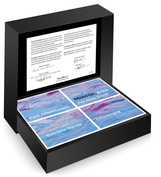 Luxe zwarte geschenkdoos van MatchBoox met een informatief kaartje en vier kunstboekjes in abstracte stijl.