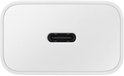Close-up van de USB-C poort op een witte Samsung 15W oplader.
