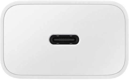 Close-up van de USB-C poort op een witte Samsung 15W oplader.