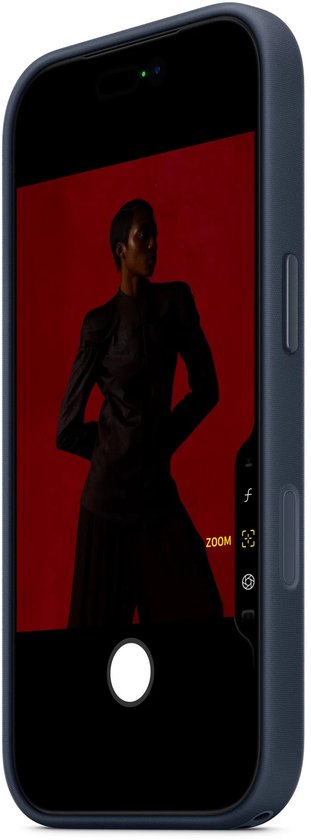 iPhone met donkerblauw hoesje toont camera-app op scherm met 'ZOOM'-tekst en een model in zwarte kleding.