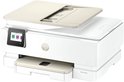 Witte HP Envy Photo all-in-one printer met beige accenten en touchscreen display, schuin vooraanzicht.