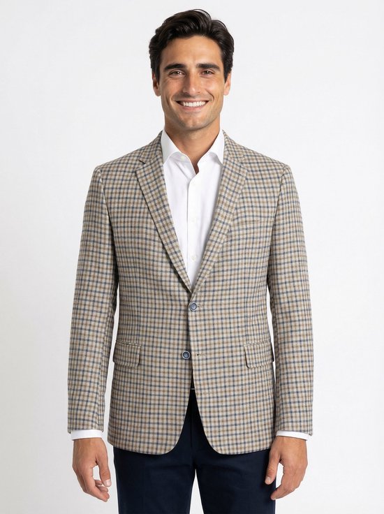 Model draagt een beige en blauw geruit colbert met twee knopen, wit overhemd en donkere broek.