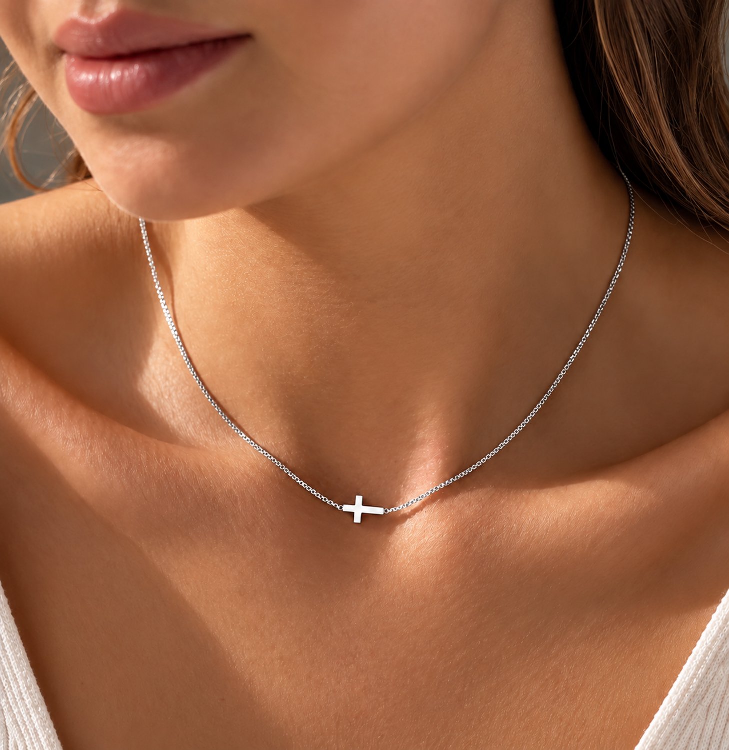 Maevi® Ketting met Kruis - Kleur: Zilver - Materiaal: Stainless Steel / RVS - Verkleurt Niet - Hoge Kwaliteit - Lengte: 40 cm - Ketting met Kruisje - Christelijk / Katholiek - Godsdienst / Kruis / Cross - Hoge Kwaliteit - Incl. Luxe Verpakking