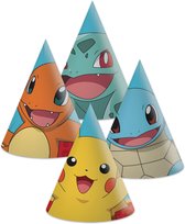 Vier kegelvormige Pokémon-feesthoedjes met afbeeldingen van Charmander, Bulbasaur, Squirtle en Pikachu.