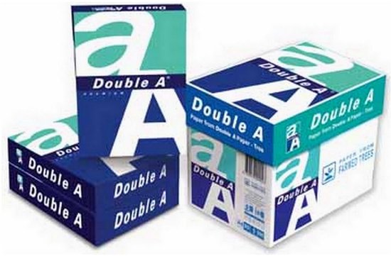 Stapel pakken Double A A3-papier in wit, blauw en groen met opdruk 'Double A' en 'Paper from farmed trees'.
