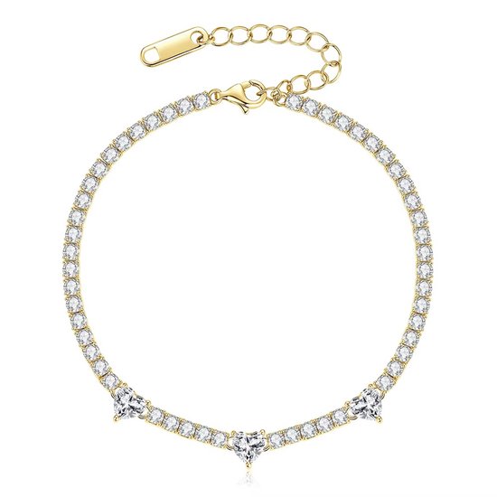 Gouden tennisarmband met fonkelende zirkonia's en drie hartvormige stenen, inclusief verstelbare sluiting.