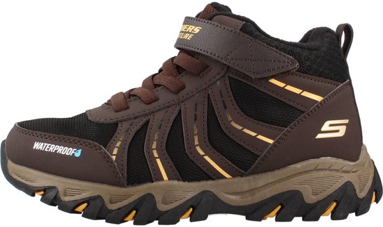 Bruine en zwarte Skechers 'Waterproof' wandelschoen, zijaanzicht met 'S' logo en klittenband.