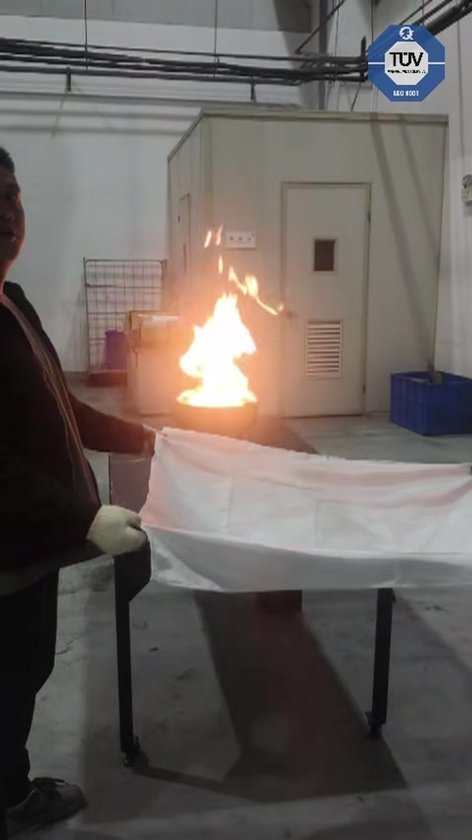DVM Blusdeken 100x100 cm - TÜV getest - Klasse F vetbrand - Rode bag
